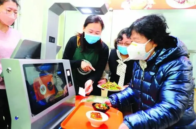 下吃孩子飯桌，上吃社區(qū)食堂，天津年輕人“蹭飯”成新潮