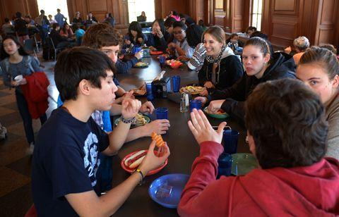 食堂承包看世界，了解國外學(xué)校食堂主要經(jīng)營管理模式